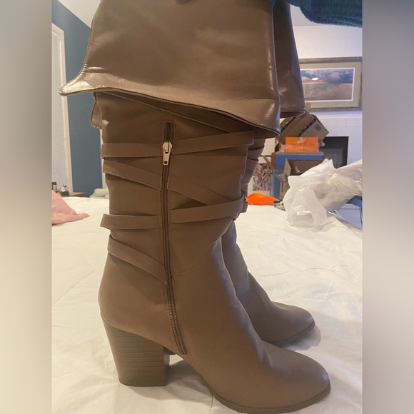 Knee high heeled boots - Picture 2 of 3
